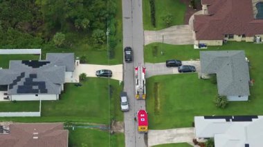 İtfaiyeci kamyonları banliyö evinin yangın alarmında. Florida 'daki potansiyel yangın tehlikesine ilk müdahale ekibi.