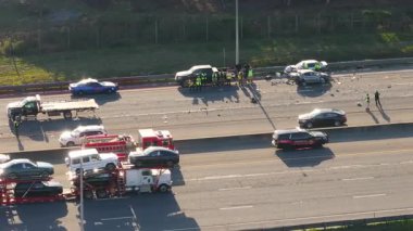Amerikan otobanındaki araba kazasına ilk müdahale ekipleri geldi. Acil servis, ABD 'de yüksek hızlı yolda araba kazası kurbanlarına yardım ediyor.