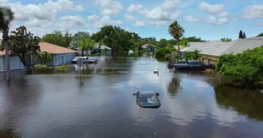 Debby Kasırgası 'ndan sonra Florida caddesini su basmış. Etrafı suyla çevrili. Doğal afetin sonuçları..