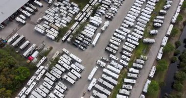 Satılık bir sürü yeni karavanı olan büyük bir park yeri. Üretilmiş kamp araçlarının dağıtımı