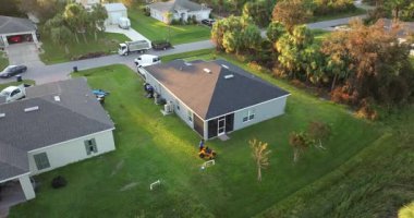 Bahçe bakımı servisi. Sıfır dönümlü çim biçen işçi traktörü