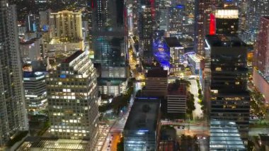 Miami Brickell, Florida, ABD. Şehir merkezindeki parlak, parlak gökdelen binaların gece manzarası. Ticari finans bölgesiyle Amerikan megapolis