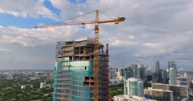 Miami, Florida. ABD 'nin büyük şehir manzarası. Amerikan megapolis 'inin inşaatı devam ediyor..