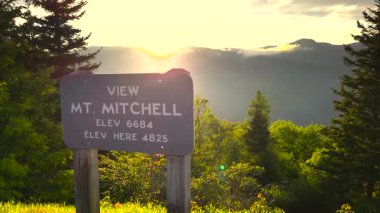 Mitchell Dağı Blue Ridge Parkway 'e bakıyor. Kuzey Carolina Appalachian dağlarında manzaralı bir yolculuk..