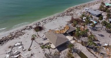 Doğal felaket ve sonuçları. Kasırga Florida kıyı bölgesindeki evleri ve duvarları tahrip etti.