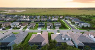 Güneybatı Florida 'da pahalı evleri olan zengin bir mahalle. Varlıklı banliyö bölgesi.