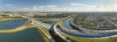 Miami, Florida 'da hızlı hareket eden araçları ve kamyonları olan büyük Amerikan otoyolu kavşağı. ABD ulaştırma altyapı kavramı.
