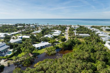 Kırsal ABD banliyölerindeki Amerikan rıhtım evleri. Florida 'nın güneybatısındaki Gasparilla Adası' ndaki küçük Boca Grande kasabasındaki büyük yerleşim yerlerinin manzarası.
