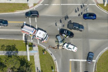 Amerikan caddesindeki kazaya acil servis personeli ve araçların karıştığı bir kaza alanı. ABD 'de trafik kazasına ilk müdahale ekipleri yardım ediyor..