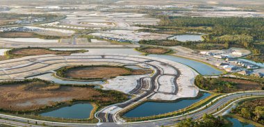 Florida banliyölerindeki hazır topraklarda konut inşaatına hazır yeni bir banliyö bölgesi. ABD 'de emlak piyasası.