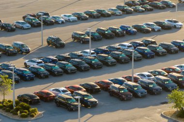 Satıcıların açık hava otoparkından bir sürü yeni araba satışa sunuluyor. Amerikan otomotiv endüstrisinin gelişimi kavramı.