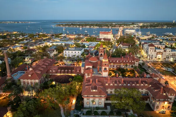 St. Augustine 'deki Flagler Koleji' nin havadan görünüşü, Florida 'daki eski şehir. Geceleri Amerikan mimarisi.