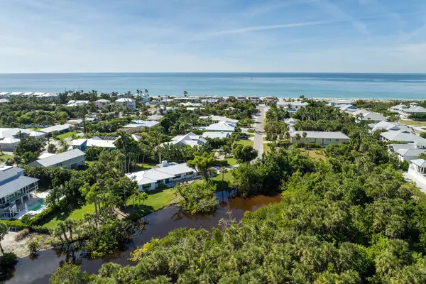 Kırsal ABD banliyölerindeki Amerikan rıhtım evleri. Florida 'nın güneybatısındaki Gasparilla Adası' ndaki küçük Boca Grande kasabasındaki büyük yerleşim yerlerinin manzarası.