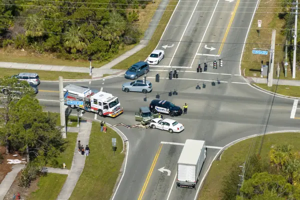 Amerikan caddesinde araba kazası. Acil servis, ABD 'de trafik kazası kurbanlarına yardım ediyor..