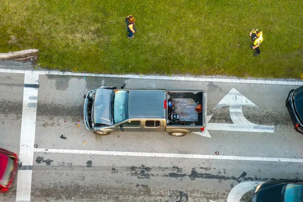 Amerikan caddesindeki kazaya acil servis personeli ve araçların karıştığı bir kaza alanı. ABD 'de trafik kazasına ilk müdahale ekipleri yardım ediyor..