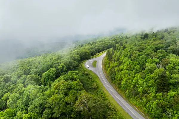 Kuzey Carolina Appalachian dağlarındaki Blue Ridge Parkway 'de araba yolculuğu. Yaz mevsiminde gözlemleme. Güzel doğanın yaz manzarası.