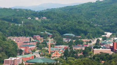 Blue Ridge Dağları 'ndaki küçük bir kasaba. Boone, Kuzey Carolina. Dar sokakları ve tarihi binaları olan kırmızı tuğlalı mimari Appalachian Dağları. Popüler turizm merkezi.