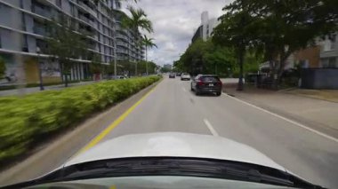 Amerikan seyahat güzergahı. Miami Beach caddesinde POV sürücüsü. Florida yolu trafiği hareketli.