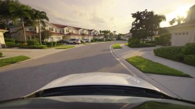 Florida yerleşim bölgesindeki Amerikan caddesinde şahsi bakış açısıyla araba kullanmak