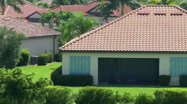 Kasırga koruması için Florida 'daki evin camlarına fırtına panjurları monte edilmiş. Doğal afete hazırlanıyor..