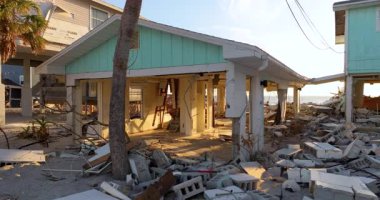 Fırtına, kasırga sonrası okyanus kıyısındaki konut evlerinde şiddetli hasara yol açıyor. Florida 'da doğal afet sonuçları.