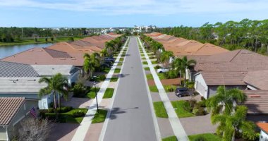 ABD 'nin banliyölerindeki zengin yerleşim bölgesi. Güneybatı Florida 'da pahalı banliyö evleri olan zengin bir mahalle..