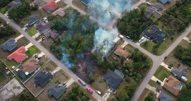 Yangın Florida 'nın ağaçlık bölgesini sardı. Bölgede itfaiye araçları ve ekipler yayılmasını engellemeye çalışıyor. Kurak mevsimde bitki yangını.