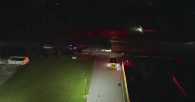 Amerikan caddesinde kaza yapan acil servis personeli ve araçlarla gece araba kazası. ABD 'de trafik kazasına ilk müdahale ekipleri yardım ediyor.