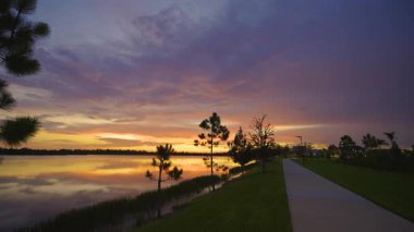 Güney tropikal sulak alanlarda göl suyu üzerinde akşam manzarası. İnanılmaz Florida doğası gün batımında.