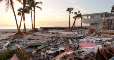 Fırtına, Florida, Englewood 'daki Milton Kasırgası' ndan sonra limandaki evlerde ciddi hasara yol açtı. Körfez kıyısındaki yıkılmış evler
