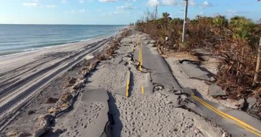 Florida 'da kasırga üstüne erozyon. Fırtına dalgası, Manasota Key yolundaki asfaltı sildi süpürdü. Rıhtım altyapısında ciddi hasar.