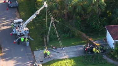Florida banliyö bölgesinde meydana gelen kasırga sonrası hasar gören elektrik hatlarını onaran elektrik işçilerinin hava görüntüsü..