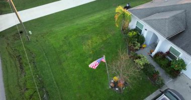 Yazın çimen biçen insan işçilerinin hava görüntüsü profesyonel bir çim taşıyıcı aracıyla