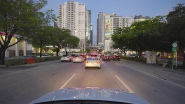 Florida 'da Amerikan caddesinde Miami şehir merkezinde araba sürüyor.