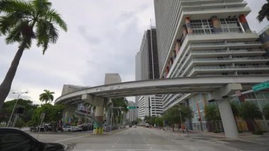 Florida 'da Amerikan caddesinde Miami şehir merkezinde araba sürüyor.