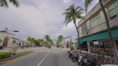 Miami Beach caddesinde POV sürücüsü. Florida yolu trafiği hareketli