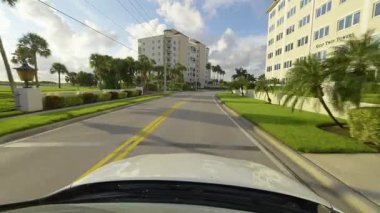 Araba bakış açısı. Venedik 'te şehir caddesinde araba sürüyor. Ulaşım ve trafik kavramı.