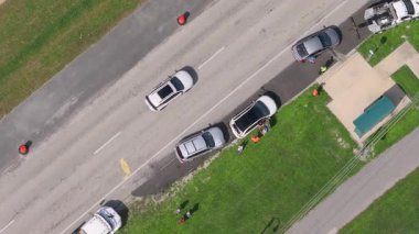 Amerikan caddesinde araba kazası. Acil servis, ABD 'de trafik kazası kurbanlarına yardım ediyor.
