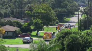 Florida yerleşim yerindeki karbon monoksit kazasına acil servis personeli cevap veriyor. Özel evin yangın tehlikesini araştıran ilk ekipler.