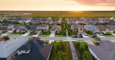 Güneybatı Florida 'da yeşil palmiye ağaçları arasında pahalı evleri olan kapılı bir topluluk. ABD 'de birinci sınıf konut geliştirme.