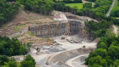 Ezilmiş taş işleme tesisi olan büyük bir taş ocağı. İnşaat endüstrisi için doğal kaynakların çıkarılması.