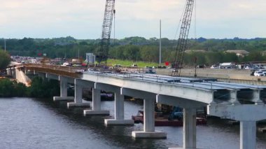 Mavi yakalı işçiler ve otoyolda inşaat halindeki trafik arabaları. Amerikan karayolu üzerinde trafik altyapısı inşa ediliyor