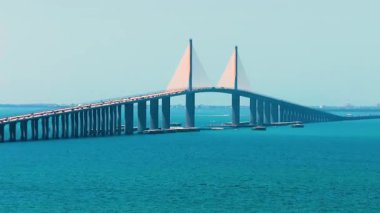 Florida 'daki Tampa Körfezi üzerinde Sunshine Skyway Köprüsü' nde araba sürüyor. Amerika 'da ulaşım altyapısı.