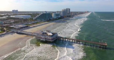 Florida, Daytona Sahili 'ndeki Ana Cadde İskelesi' ndeki restoran, yakındaki konaklama ve sahil faaliyetleri ile kıyı turizminin odak noktası olarak hizmet veriyor.