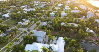 Sahil kenti Amerika mimarisi. Florida 'daki Punta Gorda şehrinin hava manzarası