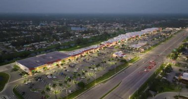 North Port, Florida 'da alışveriş merkezlerinin ve geniş Amerikan otoyolunun hava manzarası. Geceleyin ABD ulaşım altyapısı