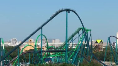 Florida, Orlando 'daki lunaparkta lunapark lunaparkında hız trenleri var. ABD turizm beldesi