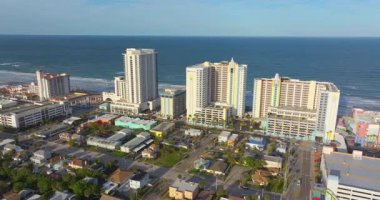 Florida şehri Daytona Sahili 'nin havadan görünüşü. Bu güney Amerika turizm şehrinin manzarasına kıyı evleri ve lüks oteller hakim..