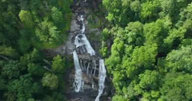 Nantahala Ulusal Ormanı, Kuzey Carolina, ABD 'deki Whitewater Şelalesi' nin hava manzarası. Yeşil yemyeşil ağaçlar arasındaki kayalık kayalardan süzülen temiz su.