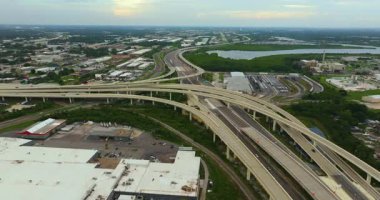 Tampa, Florida 'da hızlı sürüş yapan Amerikan otoyol kavşağı. ABD kentsel ulaşım altyapısı